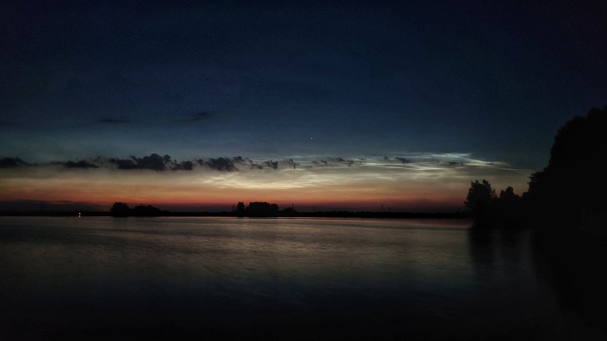 evos70's tweet photo. #lichtendenachtwolken #Zwolle #milligerplas https://t.co/BzteB0ZHSq