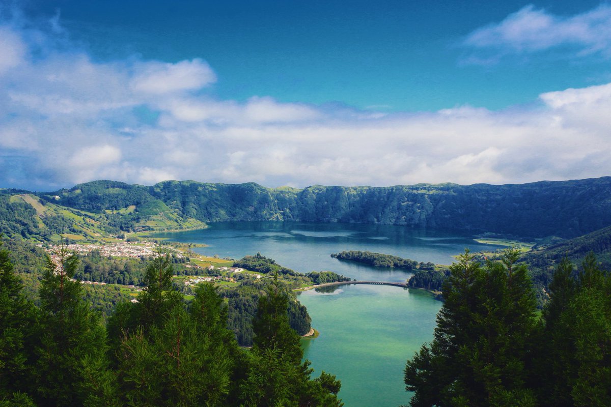saomigueltours's tweet photo. Paradise! ☘🏞📸
.
#azores #azoresislands #azorestravel #azoresnature #azoreswhatelse #azoresadventure #visitazores #paradise #nature #adventure #beautiful #bestoftheday #photooftheday #photo #sky #mountains #travelling #travelphotography #traveldeeper #lake #landscapephotography https://t.co/8dG8gfAbZn