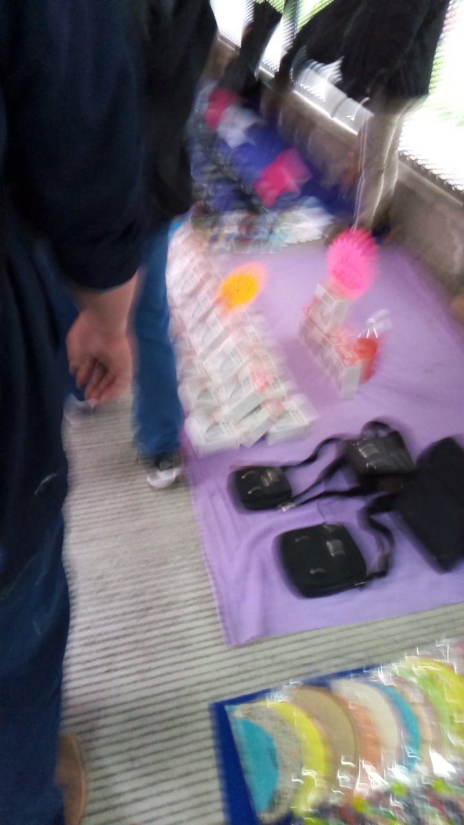 POETAMUERTO's tweet photo. Tuit 1 de muchos: @MetroCDMX por qué para "agilizar" el transbordo de #L9 a #LA obligan al usuario a alargar un recorrido en dónde más de la mitad del pasillo está repleto de vendedores ambulantes? https://t.co/Cc3HTkOzfT