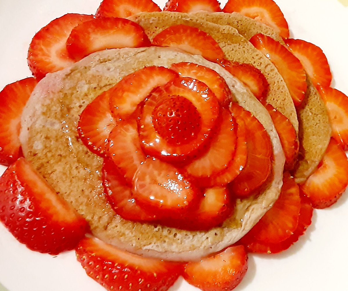 Shureyield's tweet photo. Vegan Honey Oat Strawberry Pancakes © 2021
My latest culinary creation!✨
Quick & Easy to make & #Delicious to taste!😋
#StrawberryMoon2021🍓🌝#StrawberryMoon
#Strawberries
#Healthy
#Honey #Oat #Vegan #Strawberry #DairyFree
#SundayBrunch
#SundayTreat
#HealthyEating
#OneTweetEats https://t.co/cChC1OayRU