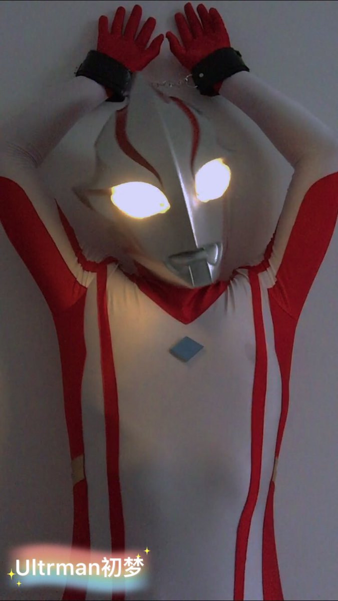 正在用手机拍摄侦查现场，为什么突然被出现的锁链禁锢了，而且挣扎不开！为什么其中一个弱点湿润了一块