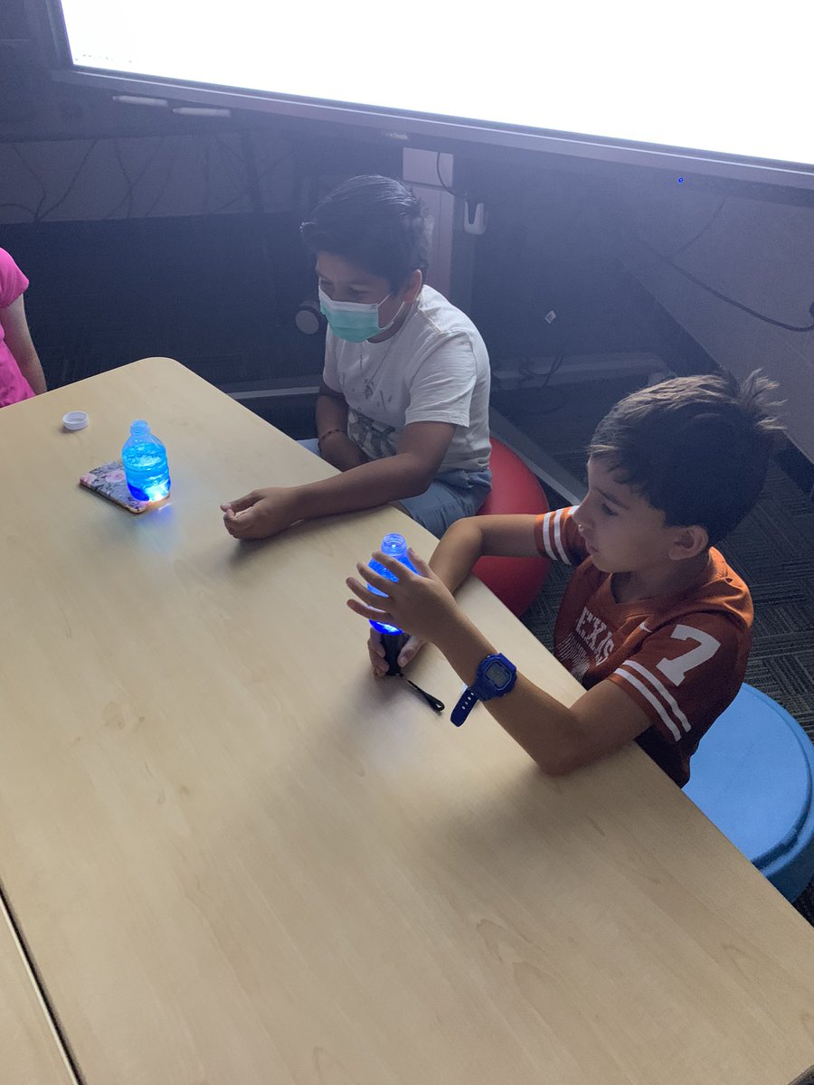 TESChallengeLab's tweet image. This week in STEM Lab we learned about chemical reactions and made lava lamps! @NESChallengeLab #STEMifyYourLifeKISD #SummerSchool #KISDBEST