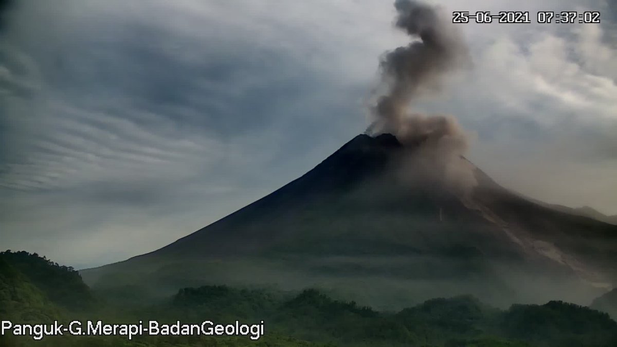Awanpanas guguran #Merapi tanggal 25 Juni 2021 pukul 7.33 WIB tercatat di seismogram dengan amplitudo 28 mm dan durasi 104 detik. Jarak luncur 1000 m ke tenggara. Teramati kolom asap setinggi 600 m. 

#MerapiSiaga sejak 5 November 2020