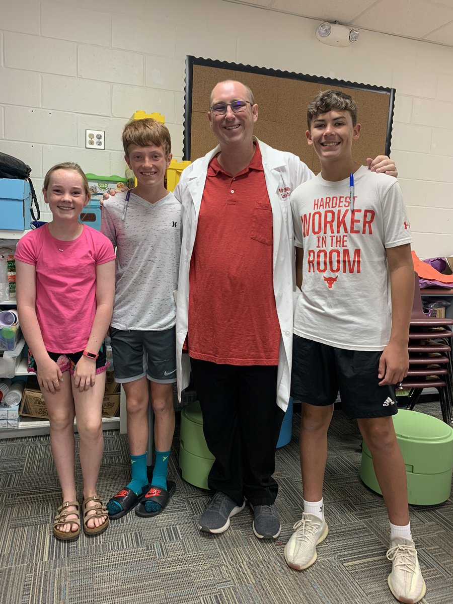 TESChallengeLab's tweet image. We had a few awesome helpers this week! So great to catch up with these former students and have them there to help out with lava lamps! #TallyBEST #KISDBEST #StudentLeaders