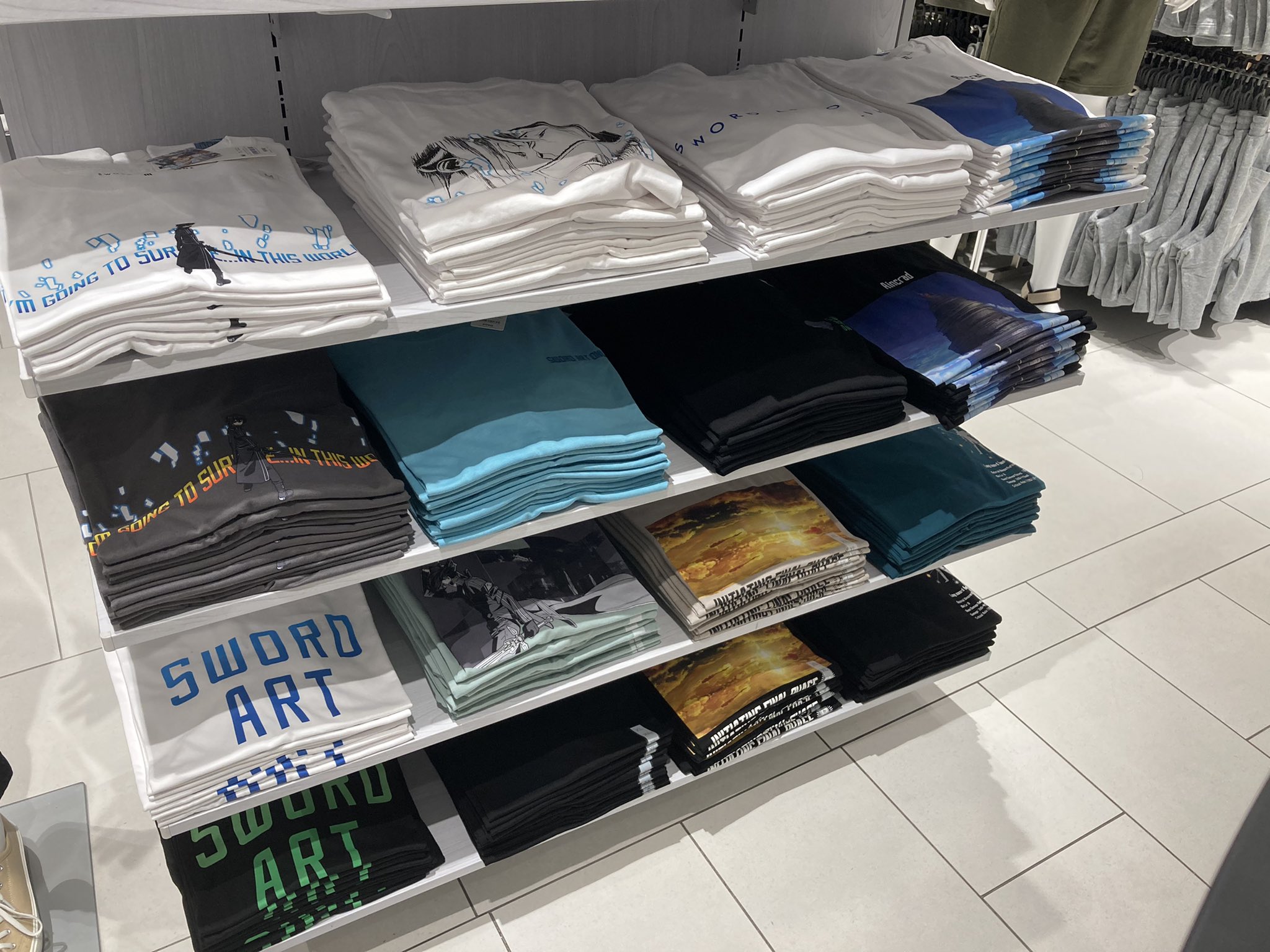 旋律零式 特殊な訓練を受けているので早速 Gu Saoコラボ来てみました W Lt シノンさん要素はないけどね 川崎ダイス店はd3エリアの柱近くで取り扱ってますよ Sao Anime T Co Lavuvmytcy Twitter