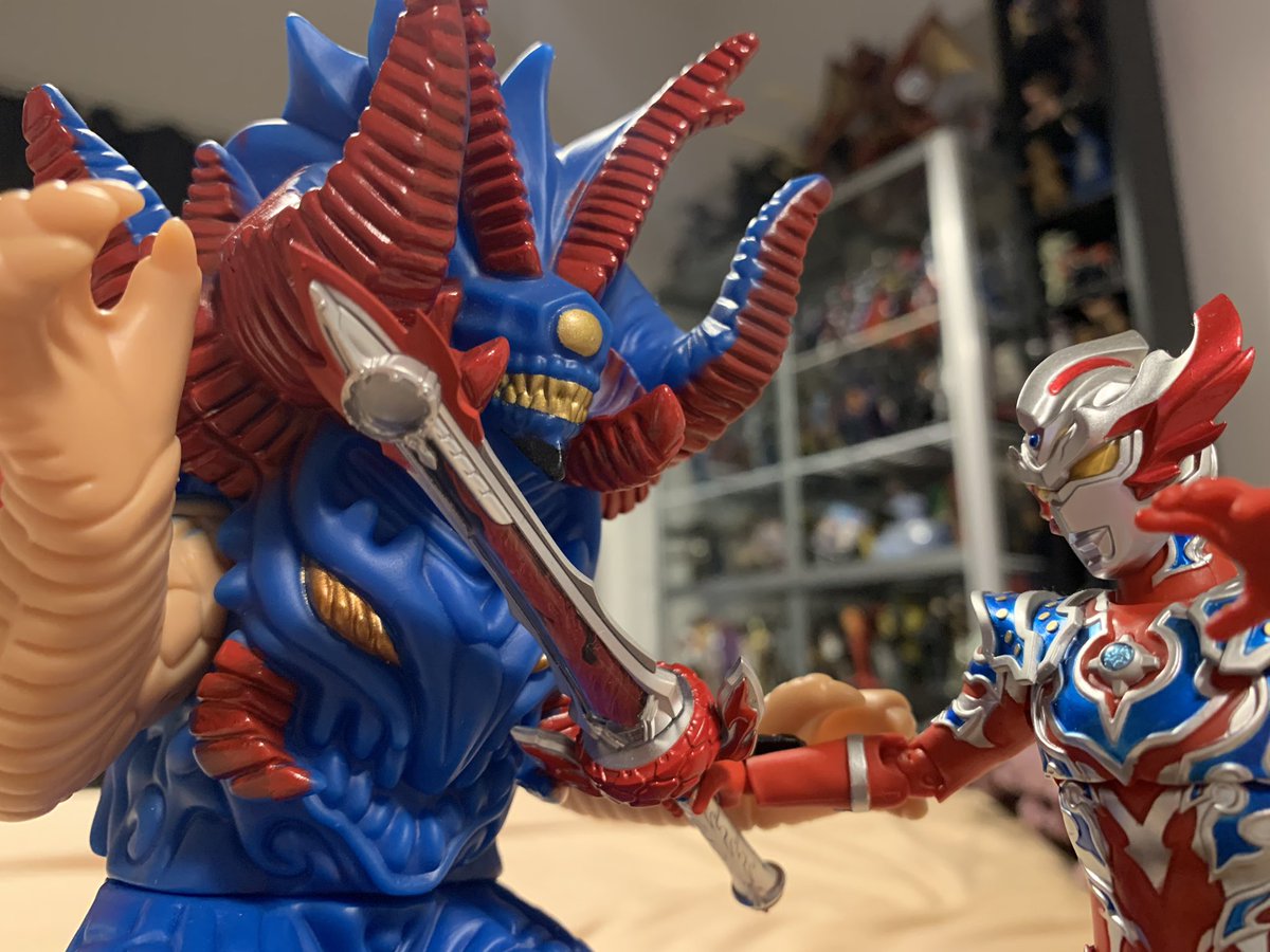 フィギュアアーツと並べると中国グリムドはこの大きさ。ブンドド