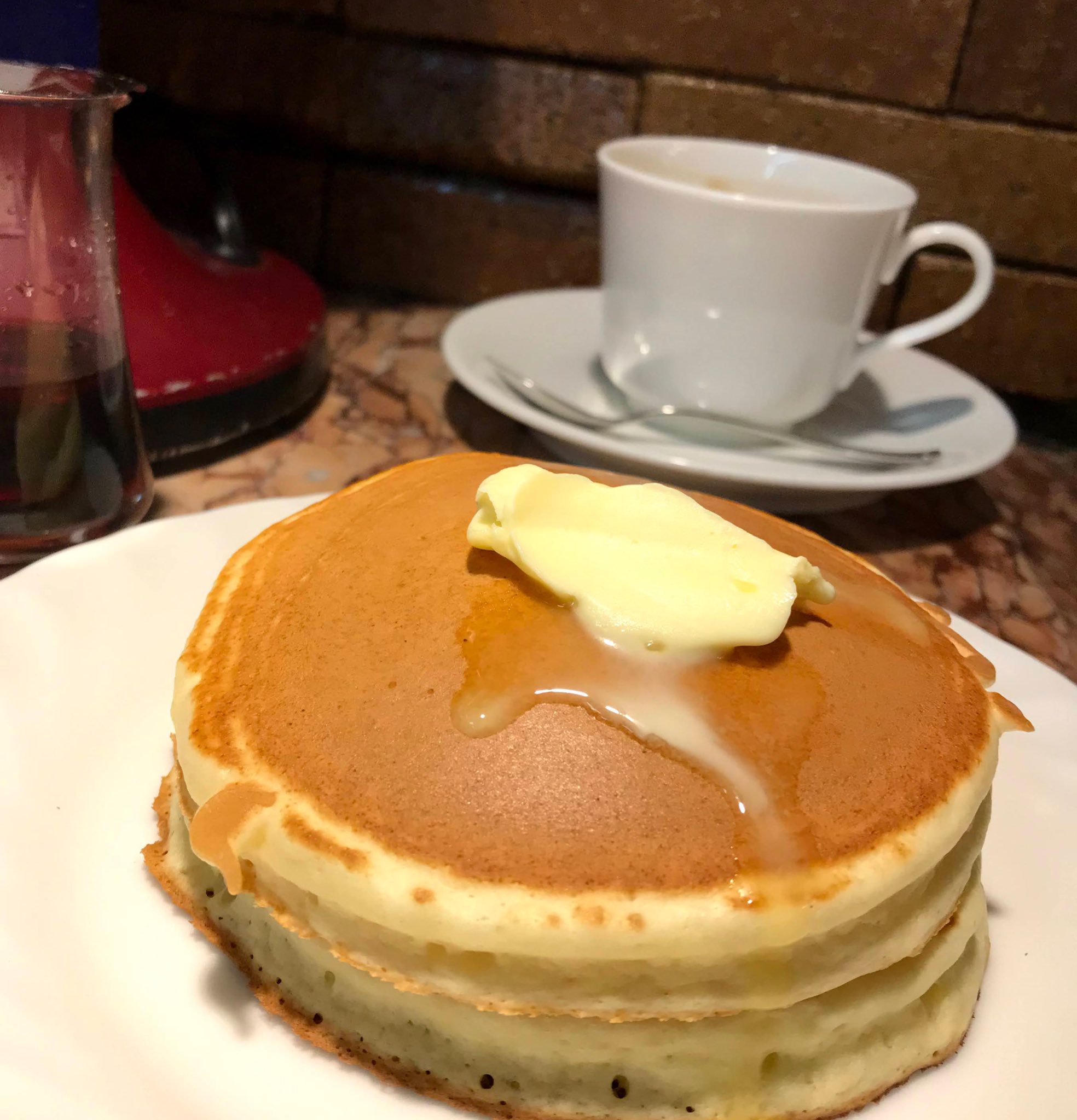喫茶サンシャイン 大阪 東梅田 曾根崎 ホットケーキ Nhk プロフェッショナル 仕事の流儀 でマスターと共にご紹介頂いた 大人気メニューのホットケーキ ご注文頂いて 材料を計量するところから作り始める手焼きです 出来たてのあつあつに
