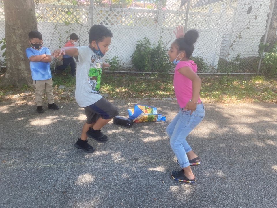 PS304X's tweet photo. Ms. S’ class joins PK for a dance party! #everylearnereveryday #leadersinourlearning #beyondblended https://t.co/7nwAjxrTqy
