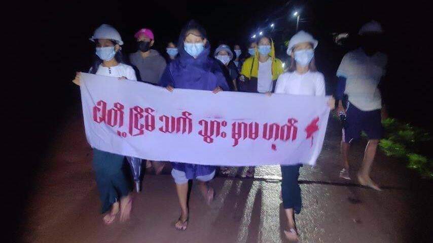 khunnthansin's tweet photo. Dawn Strike against Military Regime by residents from LaungLone Tsp. 
#WhatsHappeningInMyanmar 
#June25Coup https://t.co/ifQ8j56yQ8