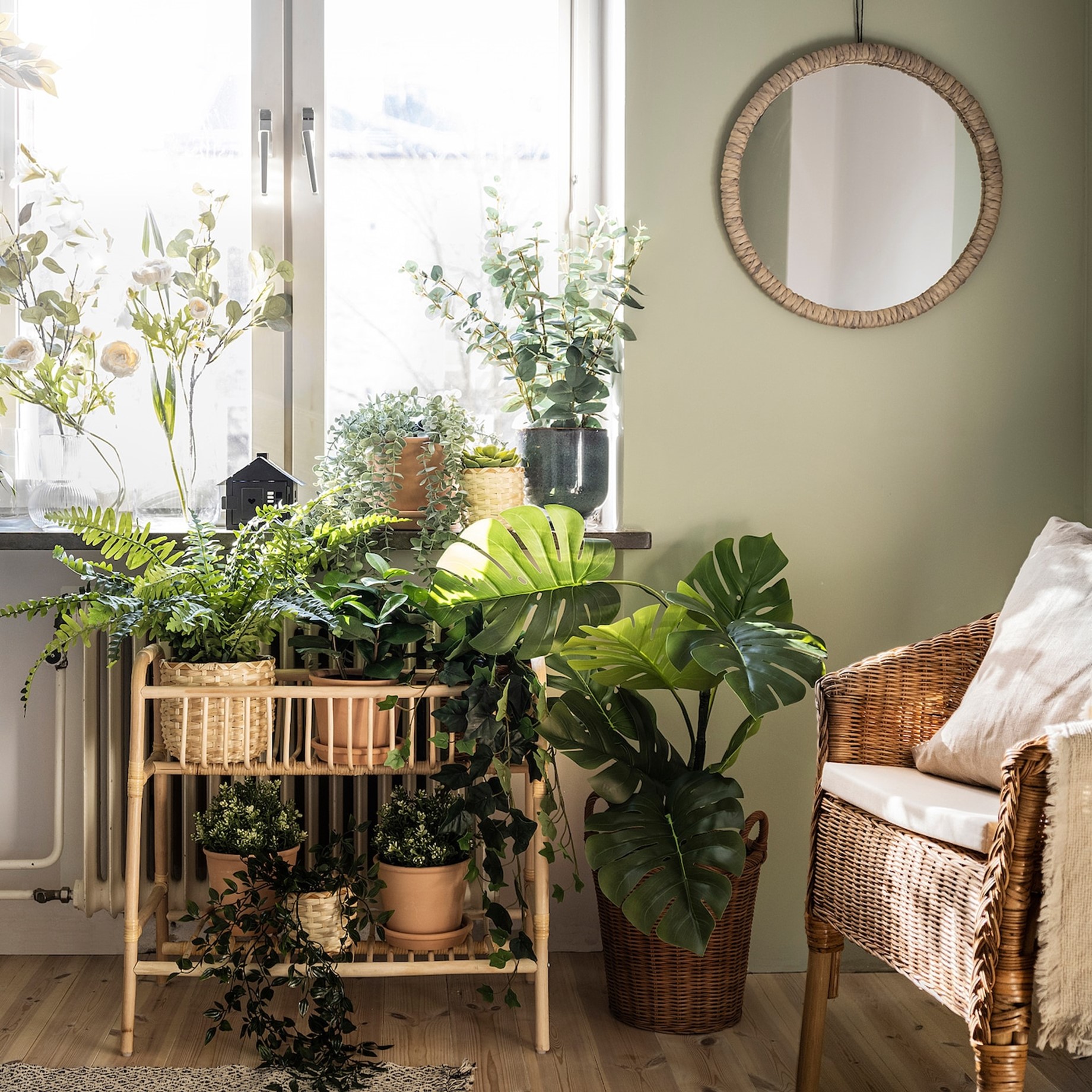 Ikea Tokyo Bay 公式 こちらはモンステラの人工観葉植物 置くだけで熱帯地域のリゾート気分を感じることができそうですよね 別売りの鉢カバーで よりおしゃれさをプラスしてお楽しみください 詳しくはこちら T Co O7zacgrx サイズ違い