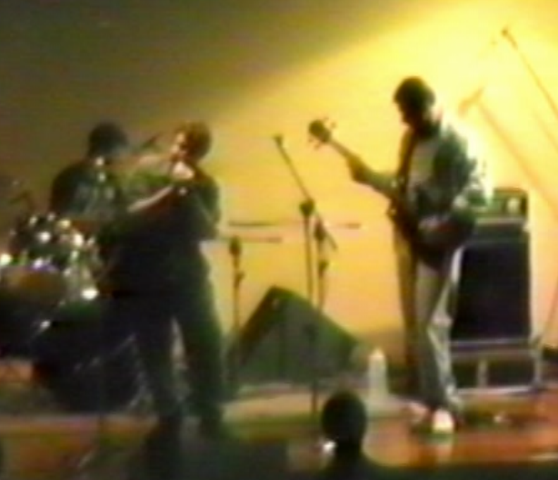 BandaBelsen's tweet photo. Em 30/maio/1992, no Festival da Música da ESPM. Cesar Amaral (voz), Carlos Brighi (baixo/guitarra), Mario Cascino (teclado/baixo), Maligno (guitarra solo), Alex Menotti (bateria). Imagens feitas pelo saudoso amigo Odilon Amaral (pai do vocal Cesar) que nos deixou em outubro/2014. https://t.co/2Yzqqz1H5W