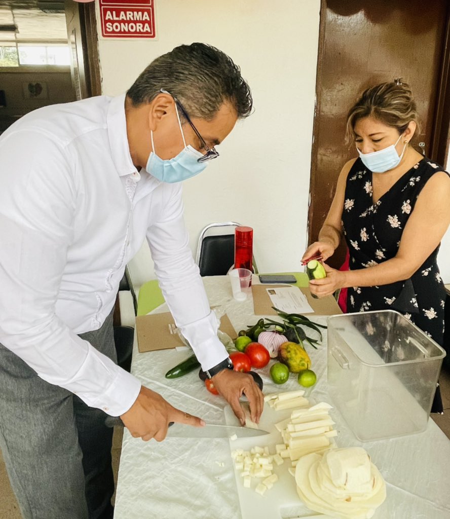 JulioGtzMendez's tweet photo. Hoy preparamos un ceviche de jícama como parte de la Semana Nacional de Prestaciones Sociales en el Centro de Seguridad Social de @IMSS_DURANGO https://t.co/usRMUb4vmS