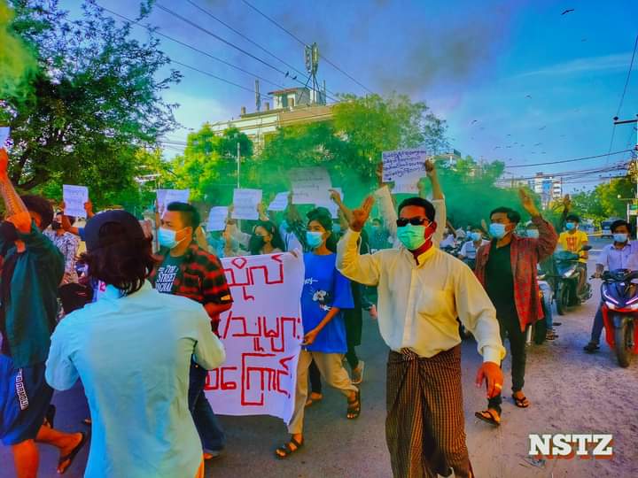 khunnthansin's tweet photo. 25.6.2021 Students Union from Mandalar University continued marching on the streets despite the tight security of Junta in defiance of Genocidal Dictatorship.

#June25Coup 
#WhatsHappeningInMyanmar https://t.co/DpBHFwdIbz