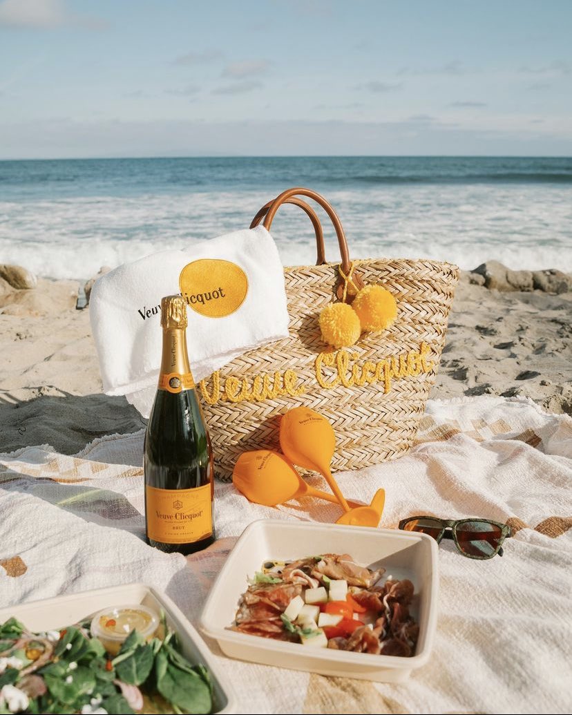 Enhance your 4th of July celebration with a Veuve basket from <a href="/StellaBarraSM/">Stella Barra Pizzeria & Wine Bar</a> ! Click the link on their page for more info, only a limited supply! ☀️🍾🇺🇸🎇

#SantaMonica #July4th #SummerOnMain