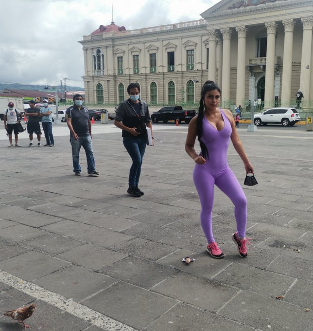 Como cuando te estas tomando una foto y alguien sabe quien eres  👀 https://t.co/ICMEJULPBZ