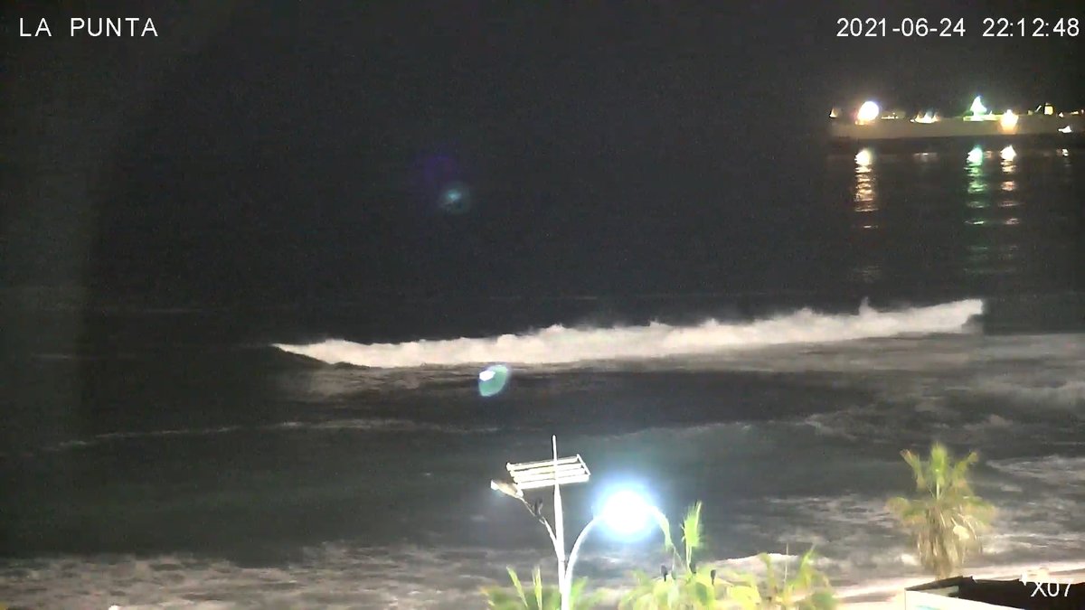 GlaseadoCL's tweet photo. Ya entrando una buena marejada para mañana Jueves en #Iquique !
Mira el oleaje de La Punta en vivo y en directo desde nuestra webcam aquí
https://t.co/P2RGtW7hHa https://t.co/zweE4m8lj5