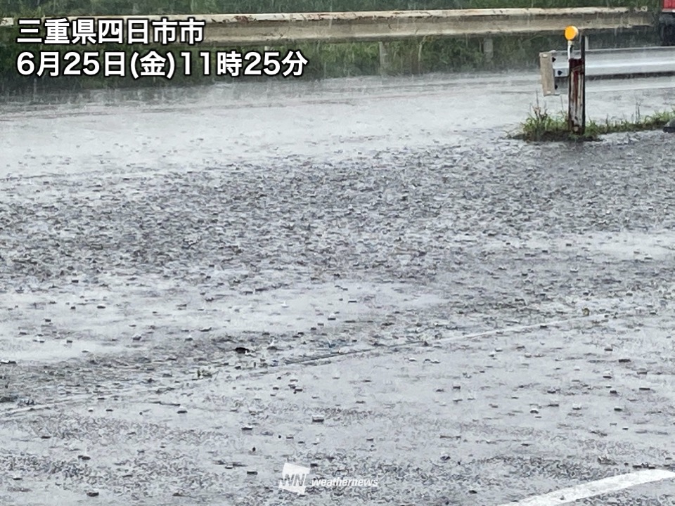 wni_jp's tweet photo. ＜名古屋でゲリラ豪雨＞
今日25日(金)は全国的に大気の状態が不安定になっていて、東海でも所々で雨雲が発達しています。名古屋周辺でもゲリラ豪雨に注意が必要です。
https://t.co/uZOrJZYE9d https://t.co/3hIiI3TgoM