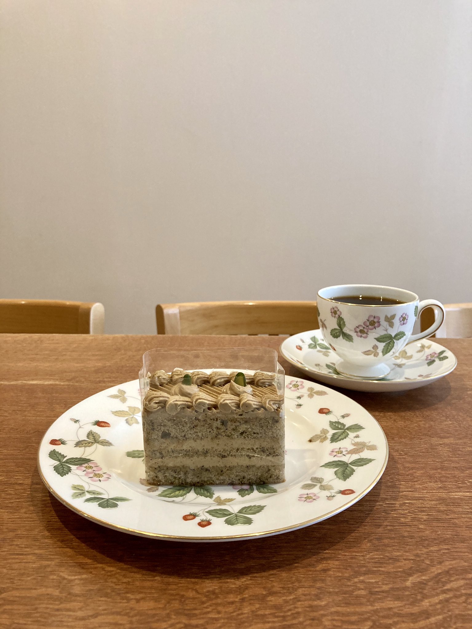 Bo Peep ボーピープ お持ちかえりできます コーヒーケーキ 中深煎りのブレンド珈琲を使い スポンジとバタークリームを作って層にしました バタークリームっておいしいです モカロールお好きな方ぜひ 吉祥寺カフェ おやつ コーヒーケーキ バター