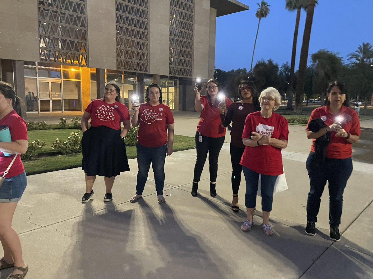 ArizonaEA's tweet image. Educators have gathered to hold a flashlight 🔦 vigil to shine a light on the budget process and mourn loss of opportunities for our students. #AZLeg #aeabudgetwatch
