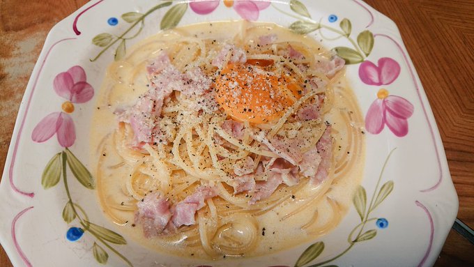 お昼ご飯にカルボナーラ作った!
ちよっと牛乳が多くてスープスパみたいになったけど、美味しくできた!😋
意外と簡単に作れるもんなんだね～ 