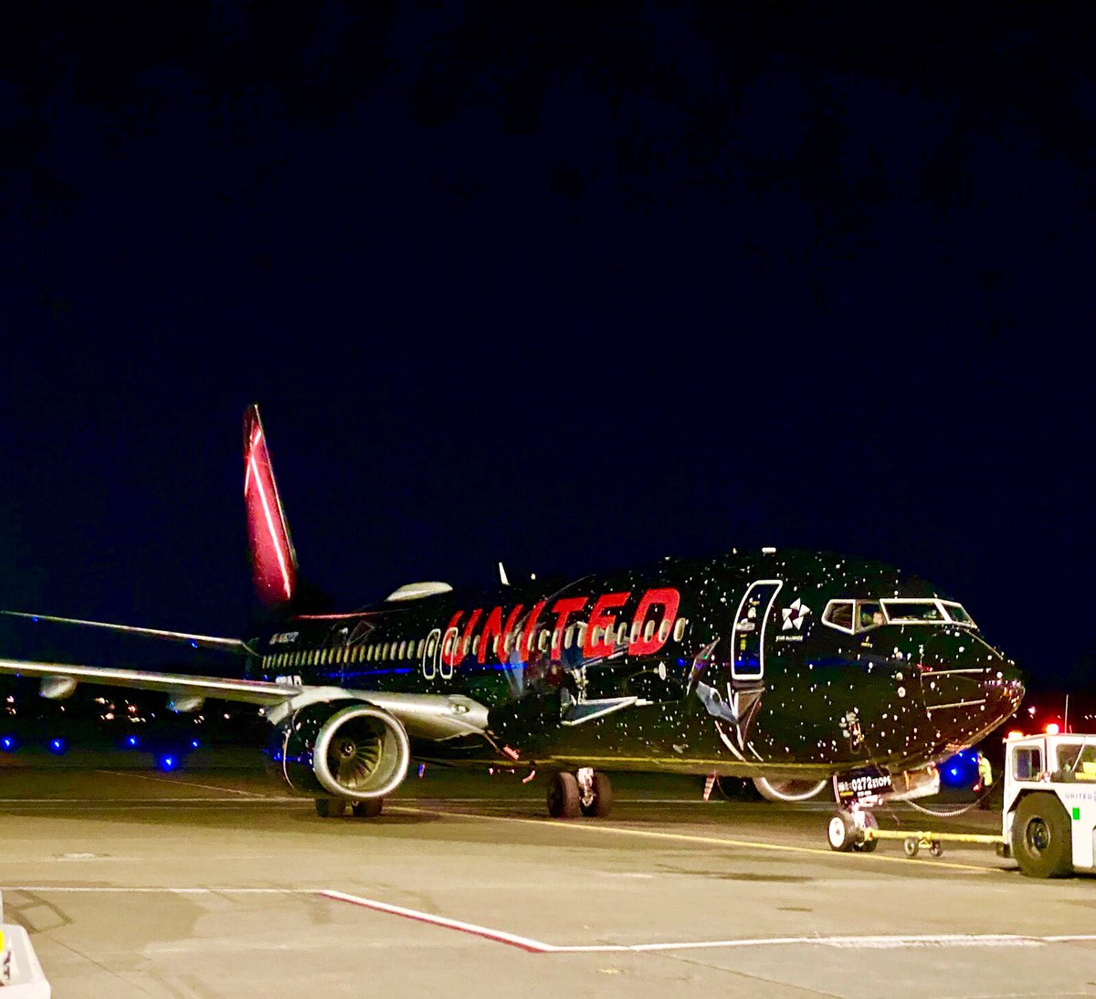 gokyo2016's tweet photo. Guess who came to visit last night? #StarWars #starwarsplane #beingunited @weareunited https://t.co/bDmDRc6kSQ