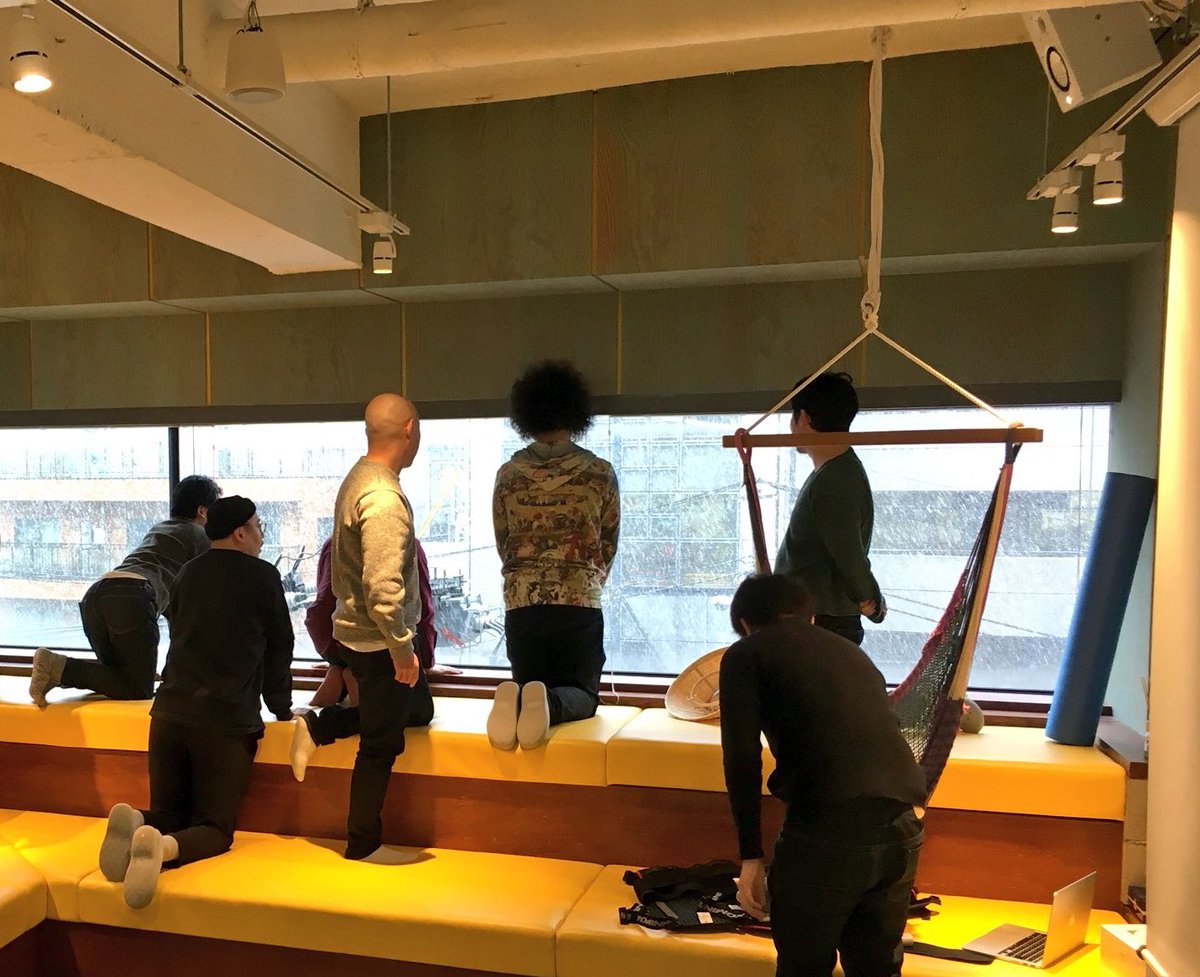 バーグハンバーグバーグの社長 会社の雰囲気がわかる写真をくださいと言われたのでみんなで大雪とか消防車が走ってる写真を提供したが採用されなかった Togetter