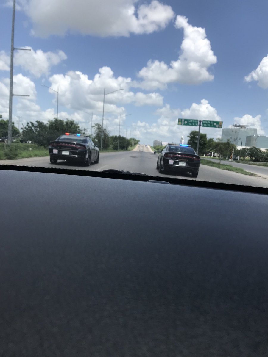 FernandoUrselay's tweet photo. Patrulla con placas ZCJ-027-C obstruyendo dos carriles, lo tratabas de rebasar por el carril de alta y se te cerraba sin marcar direccional, este tipo de actitudes deja ver la poca educación vial que tienen las autoridades y pueden causar accidentes ⁦@MauVila⁩ https://t.co/nS9ncABWX9