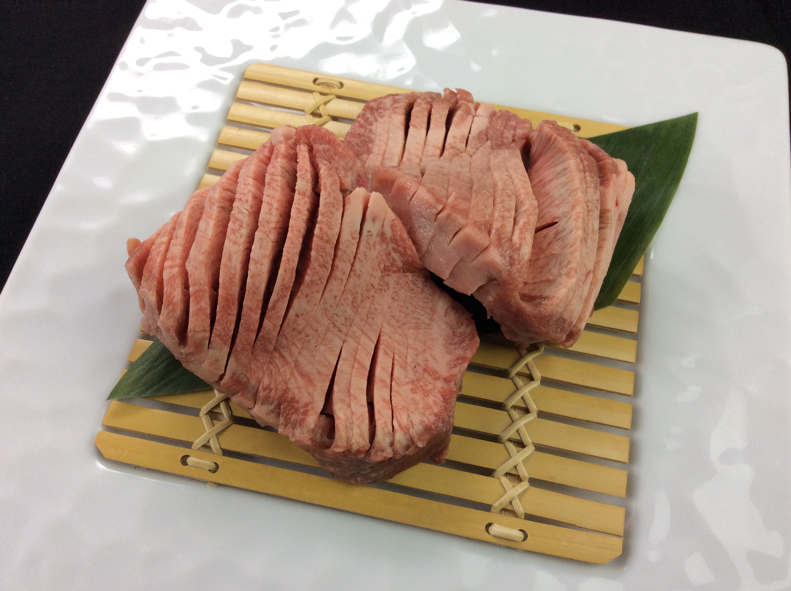 焼肉ますだ やっぱりこれです 極厚牛タンステーキ 両面こんがりと焼き ハサミでお好みの大きさに切って食べます 感動の柔らかさですよ 大府駅 大府 焼肉 焼肉ますだ 極厚牛タンステーキ T Co V06kwvdihq Twitter