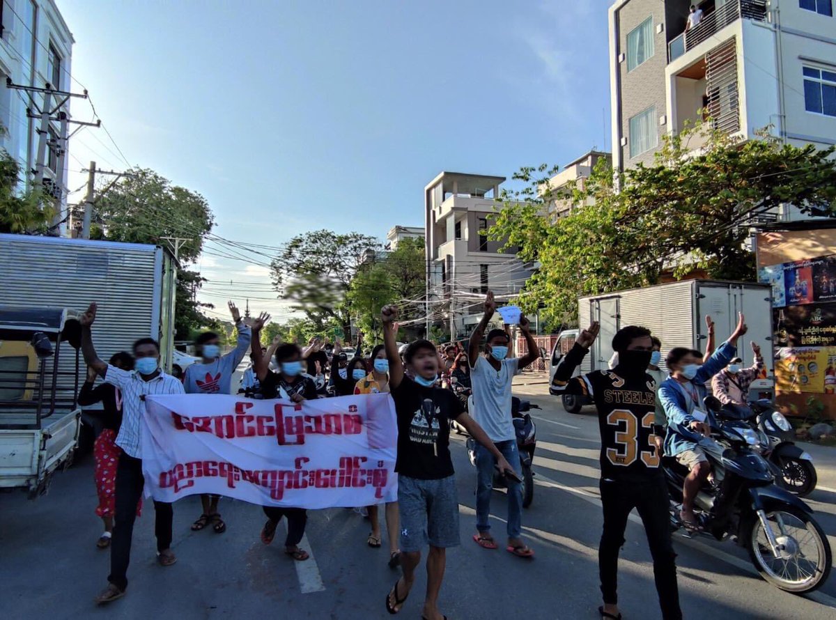spring_2021's tweet photo. Junta's brutality and violence can't stop Mandalay to protest against Coup Regime. Students and Educational Staffs continued to march against the military dictatorship.

#June25Coup #WhatsHappeninglnMyanmar https://t.co/6c07b3tYIJ