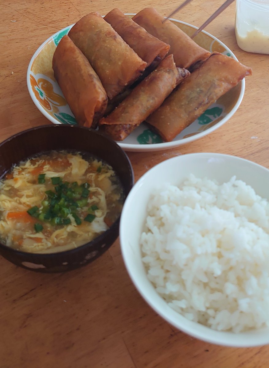 #昼食なのだ
春巻きと酸辣湯なのだ！！！
うみゃ～～～～～～～～