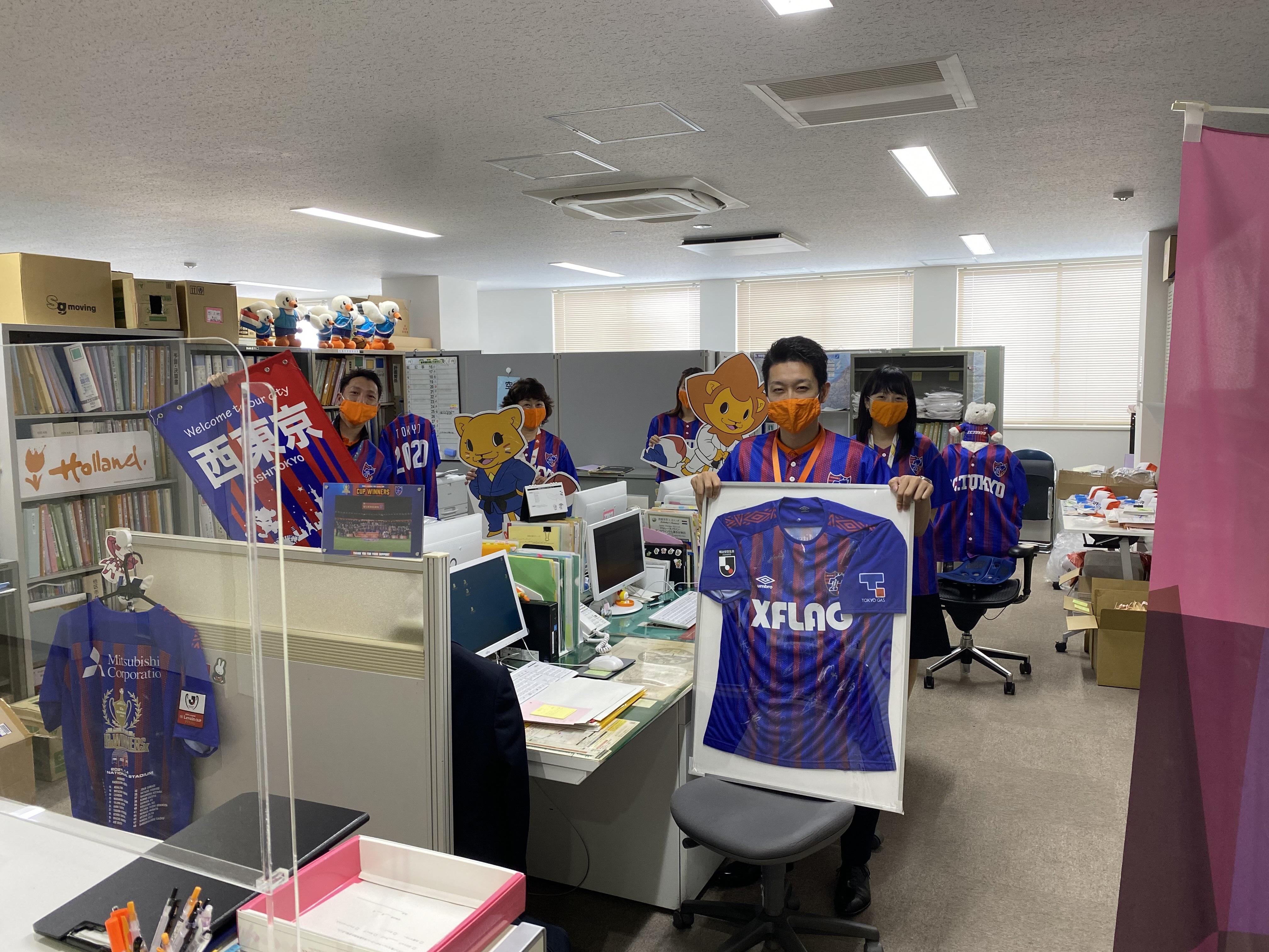 東京都西東京市 頑張れfc東京 我らがfc東京は 明後日のホーム戦を終えるとアウェイ ７連戦に突入します 勝利を願い ホームタウンの６市では職員がユニフォームを着用する応援企画をリレー形式で実施中 三鷹市からのバトンを小平市につなぎます