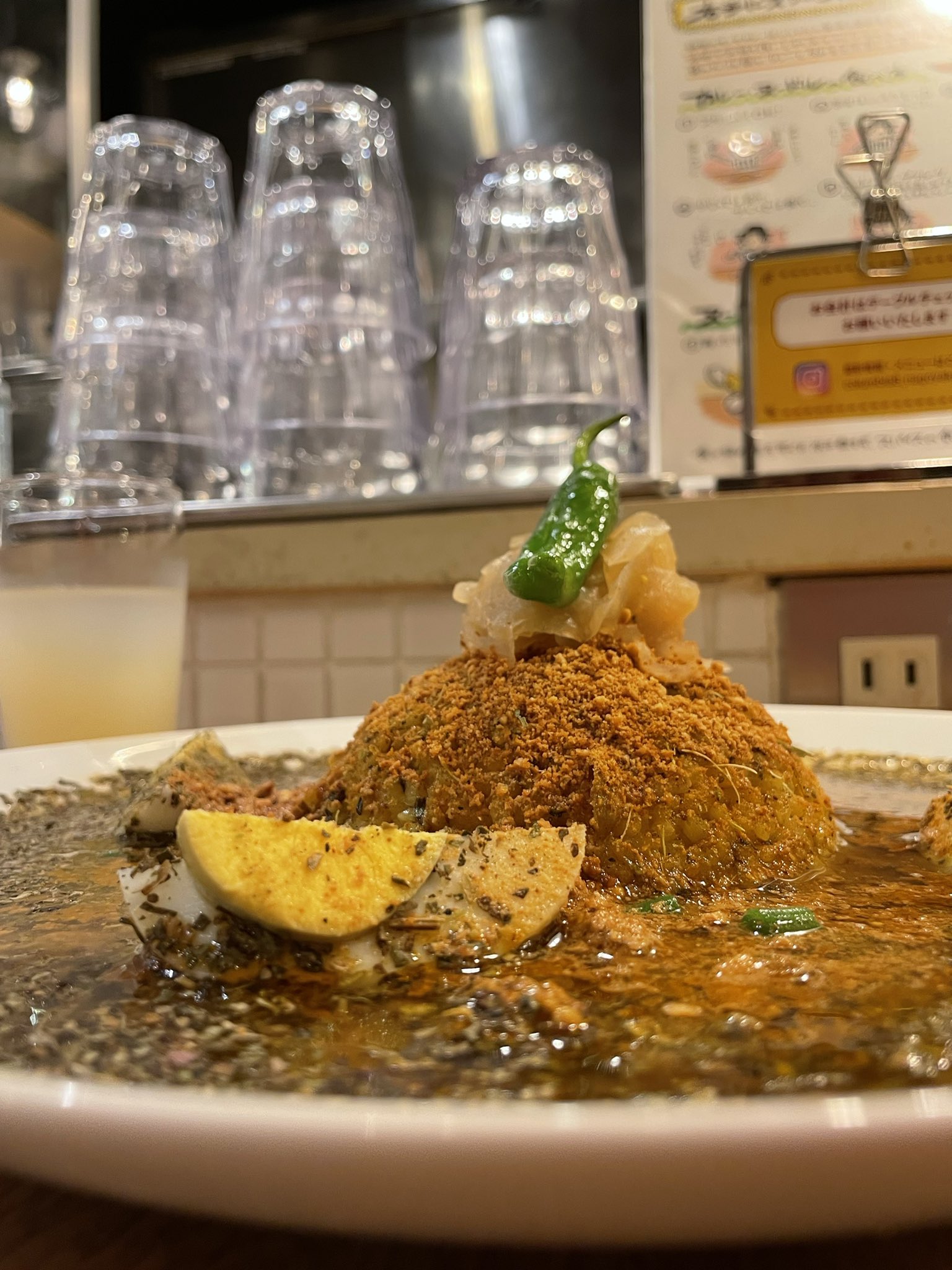 皿リーマンけん ランチ コロンビア8 たまごキーマカレー スパイスがスパイスなカレー 愛知県 名古屋市 Columbia8 たまごキーマカレー スパイスカレー 右手にスプーン左手にししとう 愛知グルメ 名古屋グルメ 金山グルメ 金山ランチ ランチ