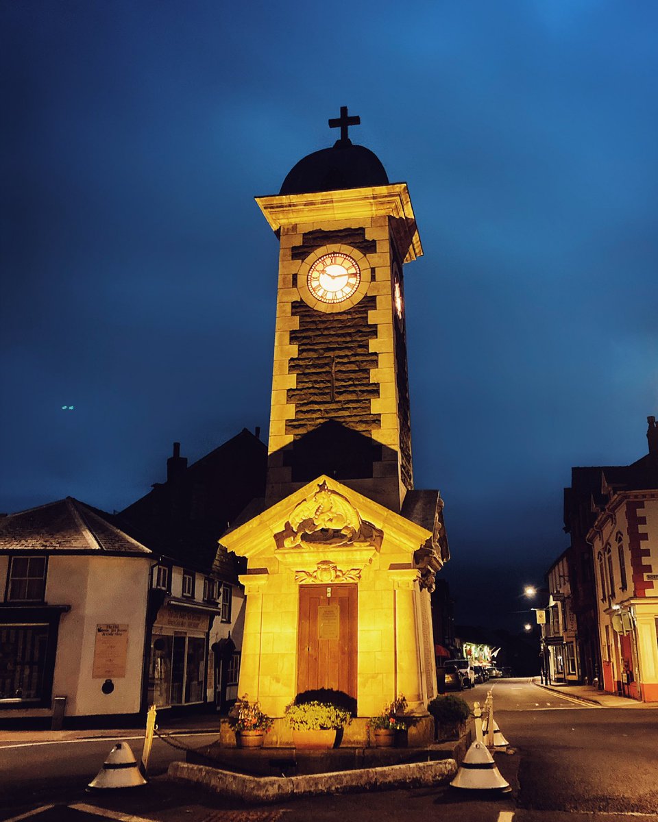 Rhayader town clock has illuminated yellow tonight to recognise the work of StJohn Ambulance Cymru Wales in their communities.