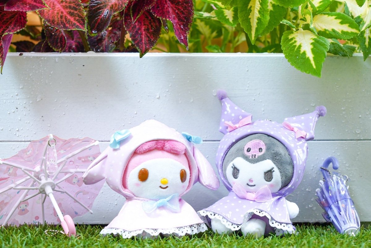 Hello Kitty Smile ハローキティスマイル 公式 梅雨にhappyを ハッピーレイニーデイズデザインシリーズ サンリオキャラクターズが8種類登場 キャラクターにあわせたカラー デザインの可愛い雨合羽を着ています 別売りのミニ傘は持たせることが