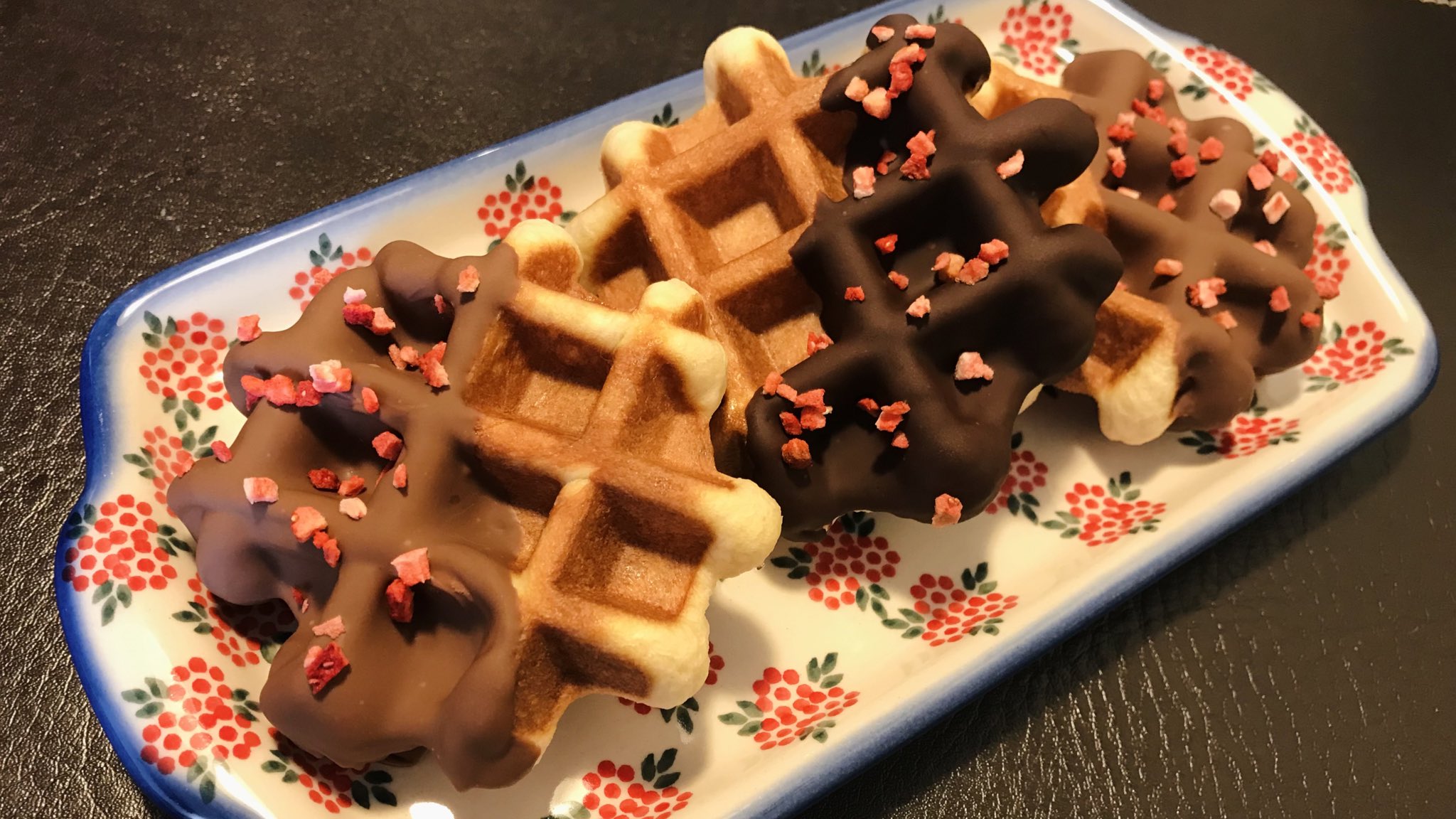 Mimi ワッフルメーカーを買ってからよくワッフルを焼くようになりました 今回はチョコ 苺をトッピング 苺が甘酸っぱくて良いアクセントに ベルギーワッフル フリーズドライいちご お菓子作り おうちカフェ T Co Wmfdcfcvfa Twitter