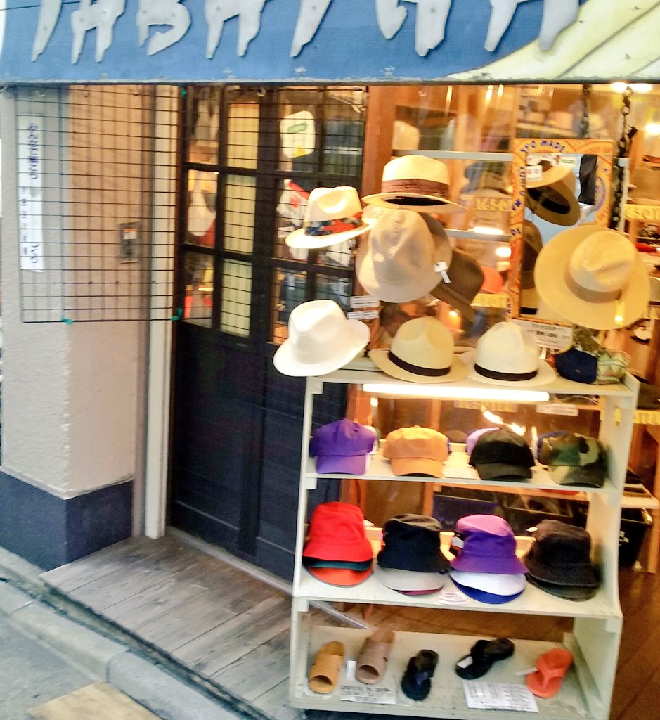 TABATHA_SMKT's tweet photo. 明日(6/26)は待ちに待ったモッケの密売会ですね。
多分、画像の妙な空きスペースに体の大きな末吉さんが小さく収まって密売している事でしょう。
密売会中は当店入口や棚の前は塞がない様、お願い致します。また、近隣店舗のご迷惑にならない様にもお願い致します。
あ、明後日もやりますよ https://t.co/ilLhPaEk5Q