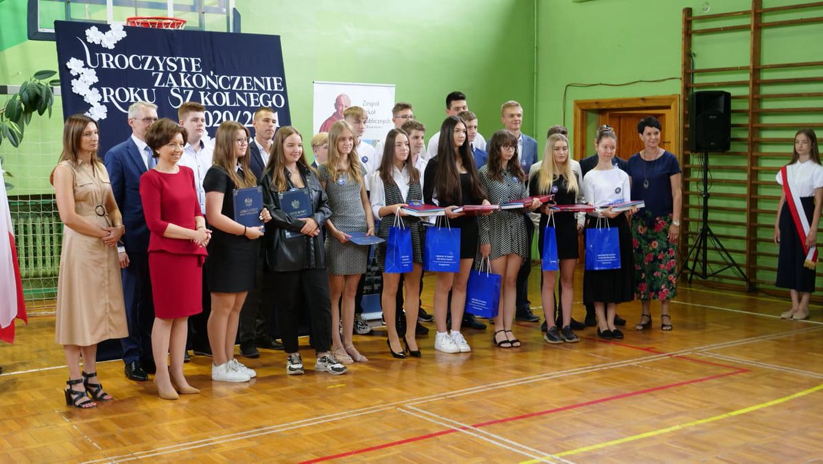 na zdjeciu m.in. minister Marelna Maląg podcza uroczystego zakończenia roku szkolnego 2020/2021 w Zespole Szkół Publicznych w Kowalewie