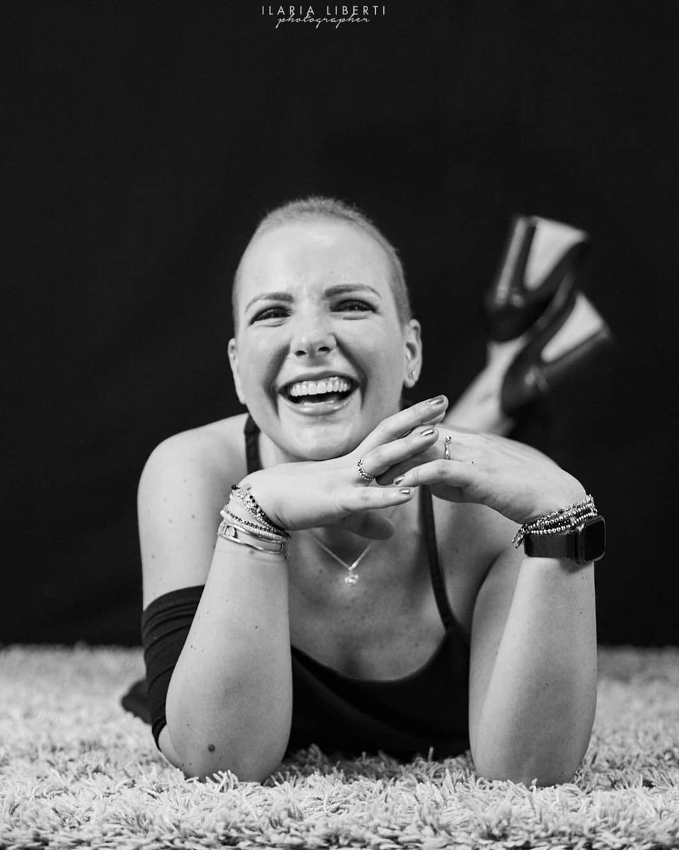 Elisa_DiIorio's tweet photo. Ridi, ridi sempre
Fatti credere pazzo ma mai triste
Ridi anche se ti sta crollando il mondo addosso, tu continua a sorridere
Ci sono persone che vivono per il tuo sorriso
#comingsoon #ridisempre #positivitΓ #ilsolesorgesempre #nonsimollauncazzo #fuckcancer #chemioterapia https://t.co/9MubigKwIG