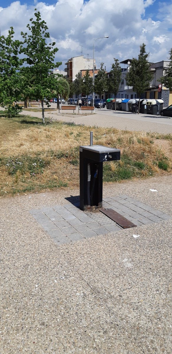 Hola <a href="/AiguesSabadell/">Aigües Sabadell | #MésQueAigua</a> las fuentes del #ParcNord, una la tapa dando vueltas por ahí semanas, la otra no funciona, y la de perros se tapa cada dos por tres, bueno pues eso...