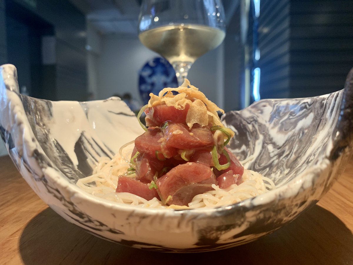 En <a href="/UmikoRest/">Umiko</a> todo está cuidado hasta el más mínimo detalle: el arroz, las sojas y vinagres madurados, los proveedores y técnicas de pesca. El resultado se refleja en platos viajeros con influencias de aquí y allá plenos de creatividad y brillantez. Su boloñesa de atún: mundial.