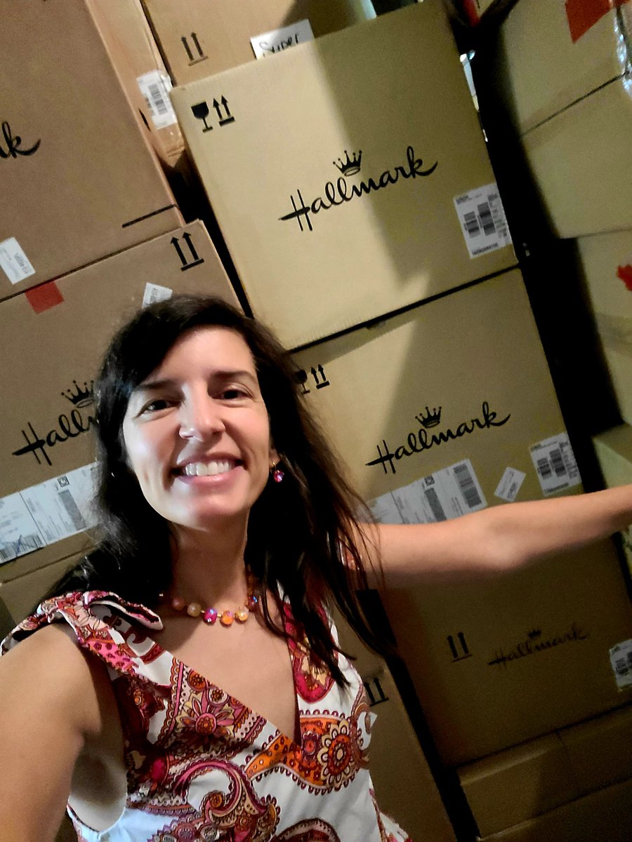CarrieTergin's tweet photo. When the boxes are taller than you! @CarriesHallmark @Hallmark #KeepsakeIt β€π https://t.co/kZMpWeN6fc