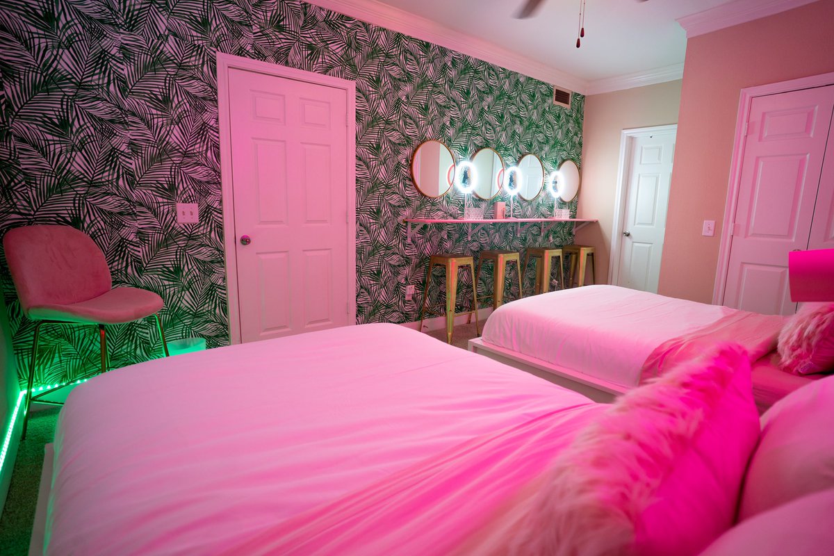 Book Your Next Girls Trip At The “Houston Hottie House” This House Sleeps 6. It Also Has A Makeup Bar Plus More 💕. Link In Bio 
#HoustonHottieHouse #HtxMua #HtxAirbnb #HoustonAirbnb #Airbnb #Htxlashes #htxhair #Houston #Htown