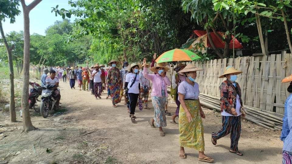 Myanmar_Now's tweet photo. စစ်ကိုင်းတိုင်း ဆားလင်းကြီးမြိုနယ် လက်ပံတောင်းတောင်ဒေသပြည်သူများက စစ်အာဏာရှင်ဆန့်ကျင်ကြောင်း ယနေ့ (ဇွန် ၂၅) နေ့တွင် ဆန္ဒထုတ်ဖော်ခဲ့ကြသည်။ Photos-CJ https://t.co/h7FfHuvy3u