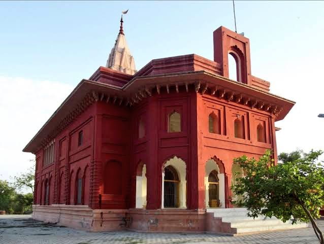 RajputHeritage's tweet photo. Dhopap Dham. 

This mandir too was built near the havelis.

/4 https://t.co/LsOdnsCLgP