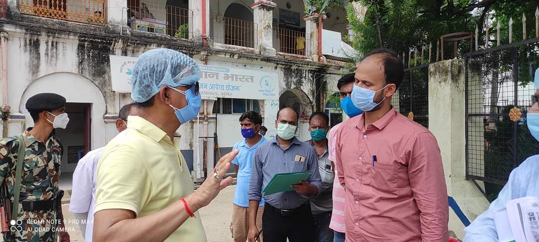 MungerToday's tweet photo. सदर अस्पताल में निर्माणाधीन Oxygen pipeline कार्य का डी एम श्री नवीन कुमार ने किया निरीक्षण। तेजी से कार्य करते हुए दस दिन में कार्य पूर्ण करने का दिया निदेश।
#munger #mungeradministration
 #dmmunger #MungerToday https://t.co/DO7g4iTvxr