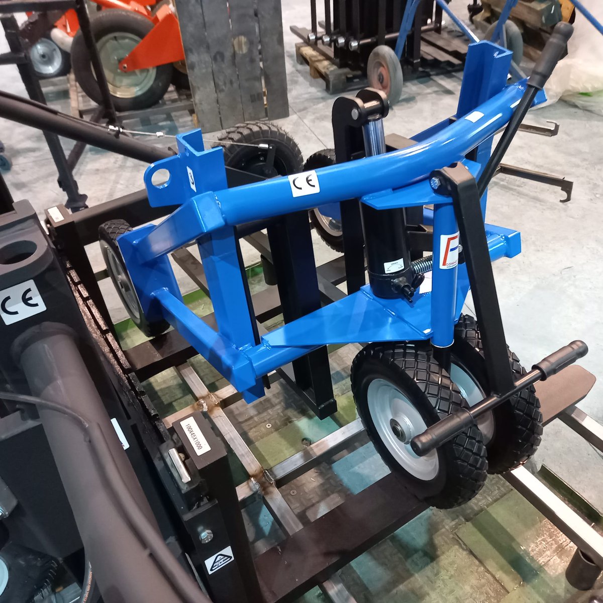 CONHERSAoficial's tweet photo. Special #pallettrucks ready to be send.
#transpaletas especiales listas para enviar.
#Materialhandling #handling #Forklift #palettenhubwagen #transpallet https://t.co/SVOBKwQaPz