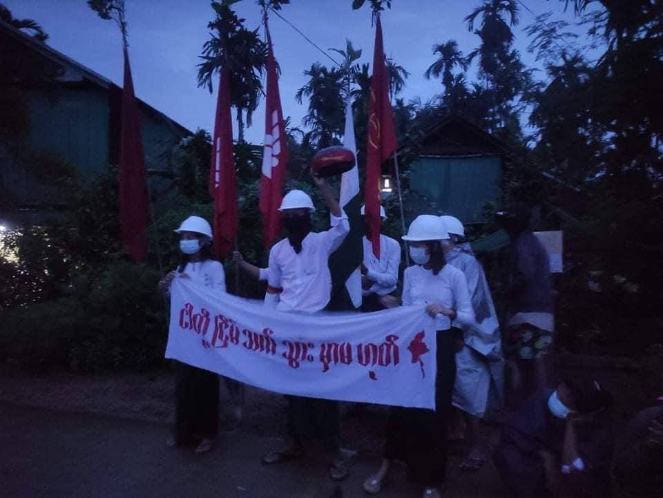 Dawn Strike demanding for the immediate fall of military dictatorship by locals of Auk Yay Phyu village, Launglon Tsp, Dawei District.  #June25Coup #WhatsHappeningInMyanmar