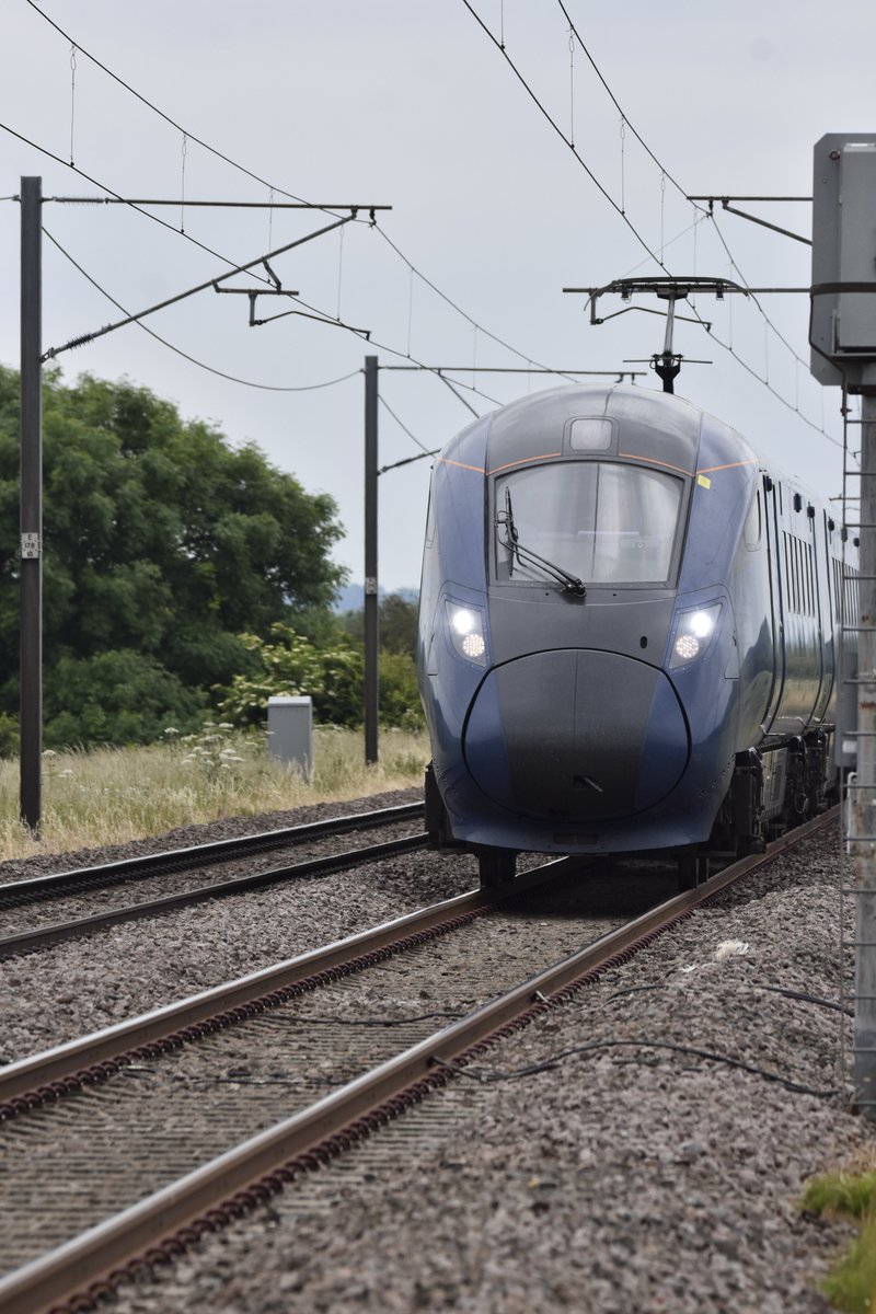 Class8xx's tweet photo. Trip out to one of fav locations in Lincolnshire Frinkely Lane just north of Grantham, Full line speed passes @ 125mph @Hull_Trains 802305 #Pargon and plenty of @lner #Azumas passing https://t.co/4slqByDo24