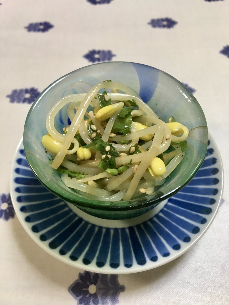 Doramaus ᴮᵘᵗᵗᵉʳ 도라마우스 على تويتر 豆もやしのヒゲ根をチマチマと一本一本 取るのがめちゃくちゃストレスたまるけれど あとは簡単な Doramaus風なんちゃってナムル もやしに鶏がらスープの素を振りかけてレンチン ごま油 刻んだパクチー 白ごま 黒胡椒