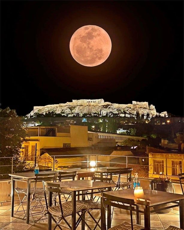 💙🇬🇷 A beautiful strawberry super moon over the Acropolis in Greece bit.ly/3xSpdAI